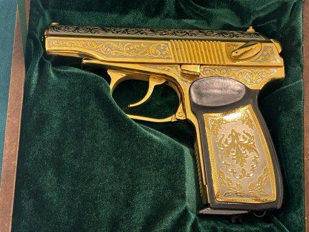 Пистолет пневматический украшенный MAKAROV